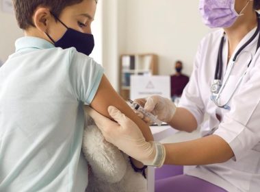 Prima ţară care începe vaccinarea copiilor