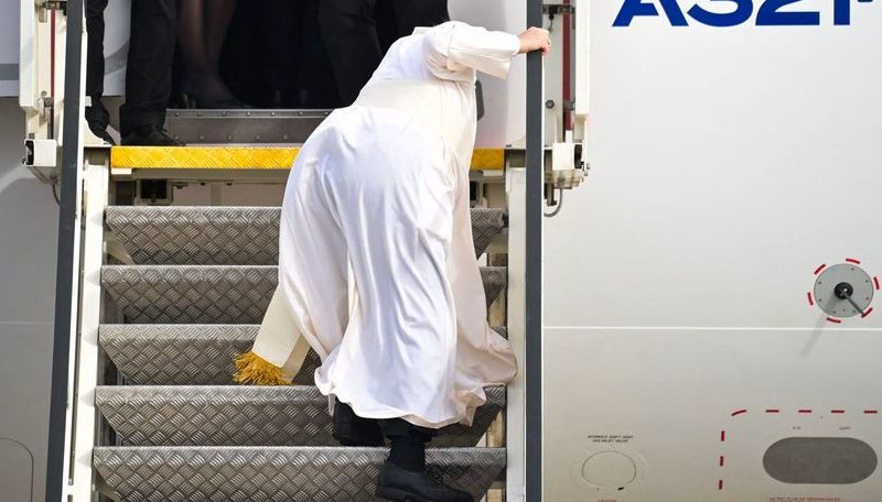 Papa Francisc s-a împiedicat pe scări