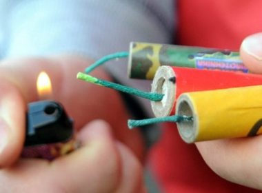 Inspectoratul General pentru Situaţii de Urgenţă: Nu permiteţi copiilor jocul cu petarde sau artificii / Folosirea unei artificii sau petarde îţi poate schimba viaţa… în rău