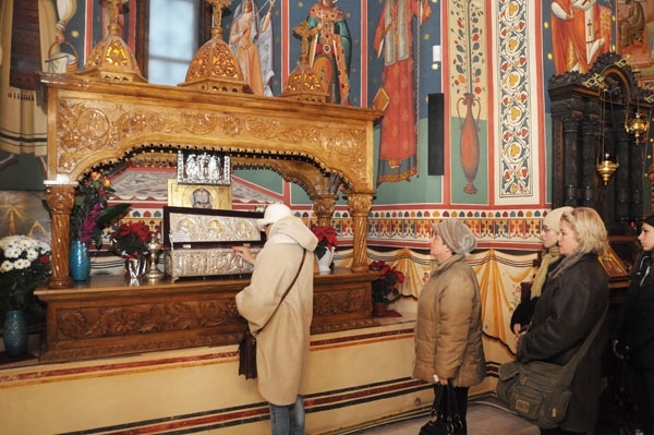 Racla cu mâna Sfântului Nicolae, pusă spre închinare în pridvorul Bisericii Sf Gheorghe Nou