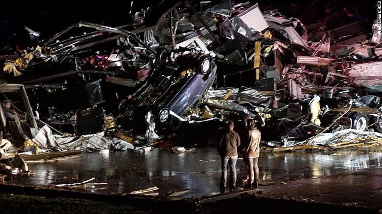 „O tragedie de neimaginat”. America, zguduită de imaginile dezastrului lăsat în urmă de zeci de tornade ucigaşe