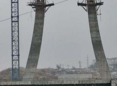 Podul hobanat din Galaţi, realizat cu componente metalice din Italia. Structura, unică în sud-estul României