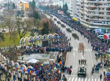 300 de soldaţi participă la parada de la Alba Iulia