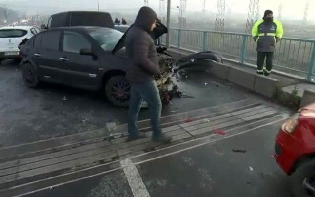 Accident în lanţ cu 20 de autoturisme în Capitală. Traficul, reluat pe podul Nicolae Grigorescu
