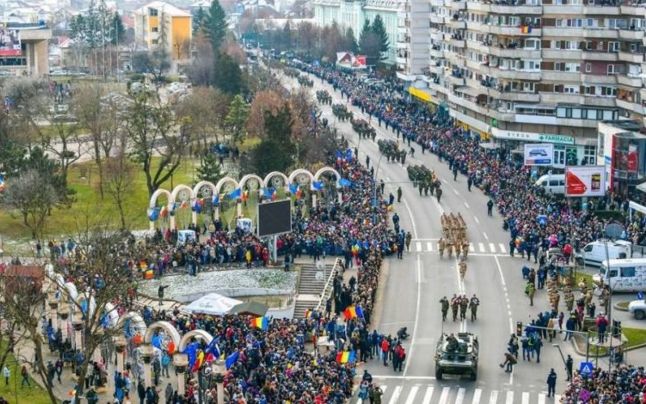 Parada de Ziua Naţională de la Alba Iulia: 550 de militari, tehnică de luptă terestră, elicoptere şi avioane