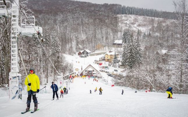 Covasna: Debut al sezonului de schi la Băile Şugaş - Pârtia, deschisă pe durata vacanţei şcolare până la ora 21.00 / Recomandările salvamontiştilor