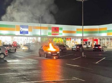 Panică în parcarea unui fast food din Târgovişte, după ce o maşină a luat foc