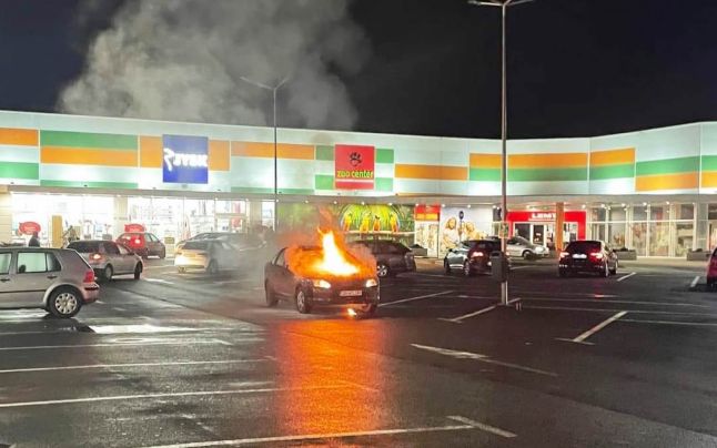 Panică în parcarea unui fast food din Târgovişte, după ce o maşină a luat foc