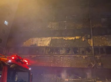 Incendiu puternic la Constanţa! 8 raniţi, sute de persoane evacuate, zeci de maşini distruse, după ce un bloc a luat foc