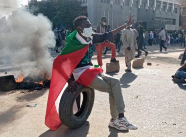 Haos pe străzile capitalei sudaneze. Protestul a sute de mii de oameni a degenerat în confruntări cu forţele de ordine