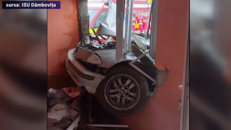 Un şofer de 19 ani a intrat cu maşina într-o casă din judeţul Dâmboviţa