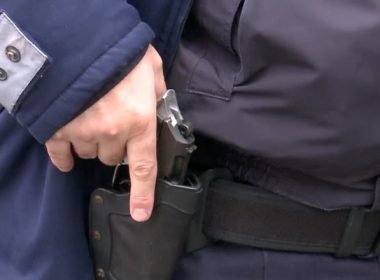 O poliţistă şi a uitat pistolul în toaleta unei benzinării. Arma a fost găsită pe un câmp