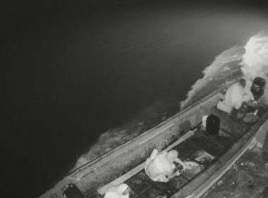 Momentul în care piraţii de pe Dunăre fură tone de motorină de pe o barjă. Imagini de pe camerele de supraveghere