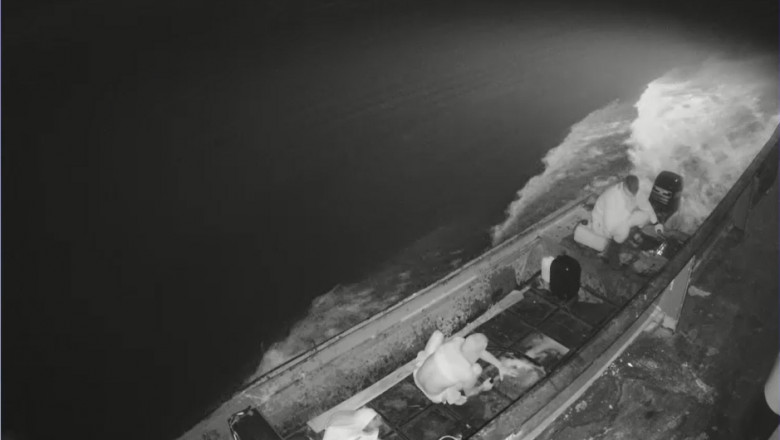 Momentul în care piraţii de pe Dunăre fură tone de motorină de pe o barjă. Imagini de pe camerele de supraveghere