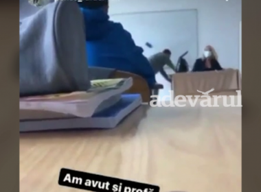 Profesoară filmată în timp ce cade cu scaunul de la catedră. Autorii farsei postate pe TikTok riscă exmatricularea