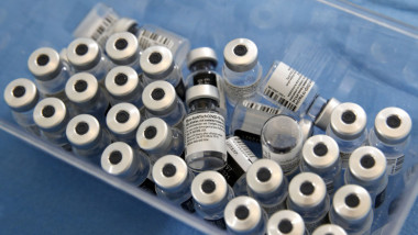 Trei medici vâlceni, acuzaţi de vaccinare la chiuvetă