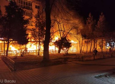 Incendiu la o terasă din Oneşti. 58 de persoane evacuate dintr-un bloc lipit de terasă