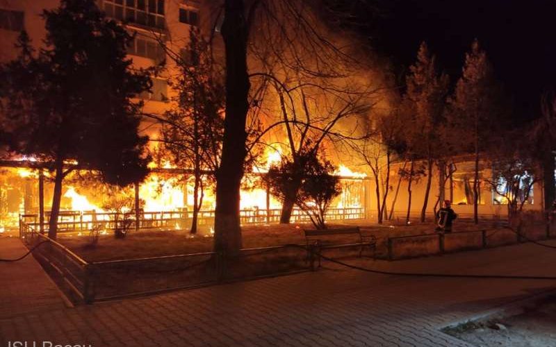 Incendiu la o terasă din Oneşti. 58 de persoane evacuate dintr-un bloc lipit de terasă