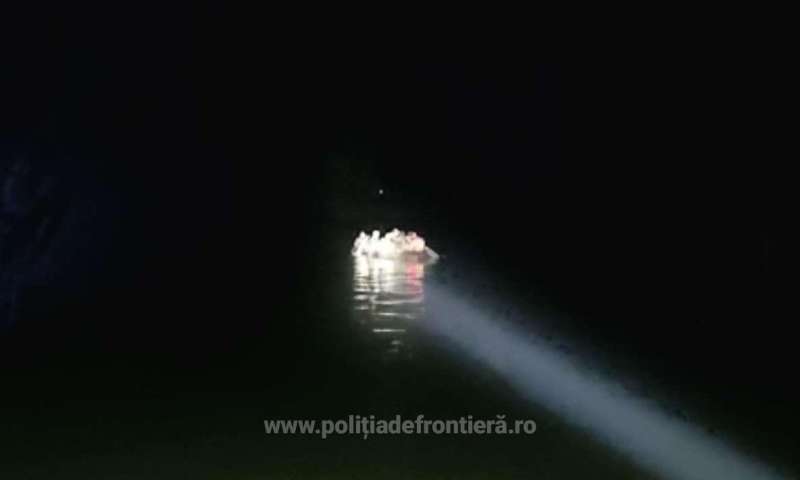 Poliţiştii de frontieră au salvat din apele Dunării 22 de migranţi din Irak şi India
