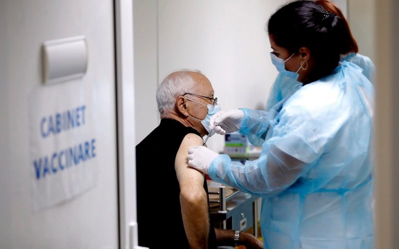 Franţa oferă a patra doză de vaccin persoanelor de peste 80 de ani