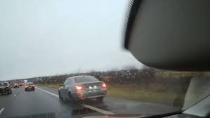 Momentul în care un şofer depăşeşte pe banda de urgenţă şi taie calea unei alte maşini, surprins pe A1 de o cameră de bord