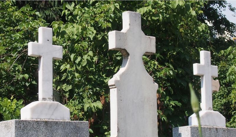 13 morminte, jefuite într-o singură noapte, în Dâmboviţa. Din cavoul unui copil de doi ani hoţii au furat bani şi bijuterii