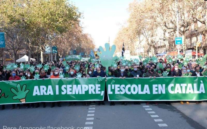 Zeci de mii de oameni au protestat la Barcelona împotriva extinderii limbii spaniole în şcolile din Catalonia