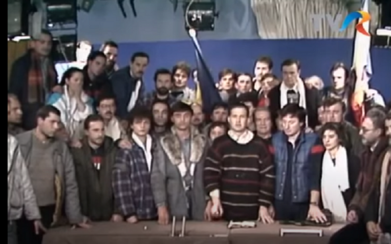 Mircea Dinescu vrea să vândă puloverul cu care a fost la Revoluţie
