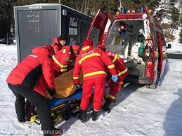 Un mort şi doi răniţi în accidente cu snowmobil