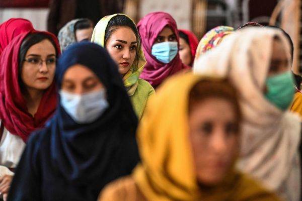 Zeci de femei au manifestat pentru respectarea drepturilor lor de către talibani