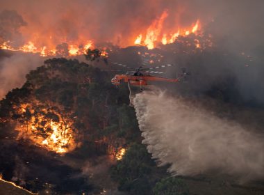 Incendii puternice mistuie Australia