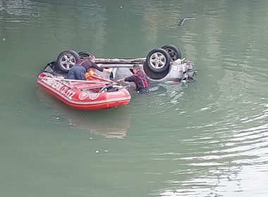 Autoturism căzut în râul Dâmboviţa, în zona Podului Ciurel din Capitală