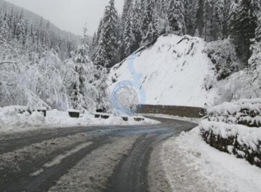 Drumarii acţionează cu 6 utilaje pe DN 67C Novaci-Rânca, unde ninge din cursul nopţii