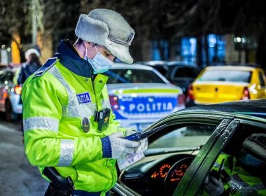Argeş: Doi poliţişti rutieri au fost prinşi în flagrant luând mită pentru a nu suspenda unor şoferi permisele de conducere / Ei au fost reţinuţi pentru 24 de ore