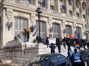 Maşinile ambasadelor Japoniei şi SUA în România, vandalizate de protestatari