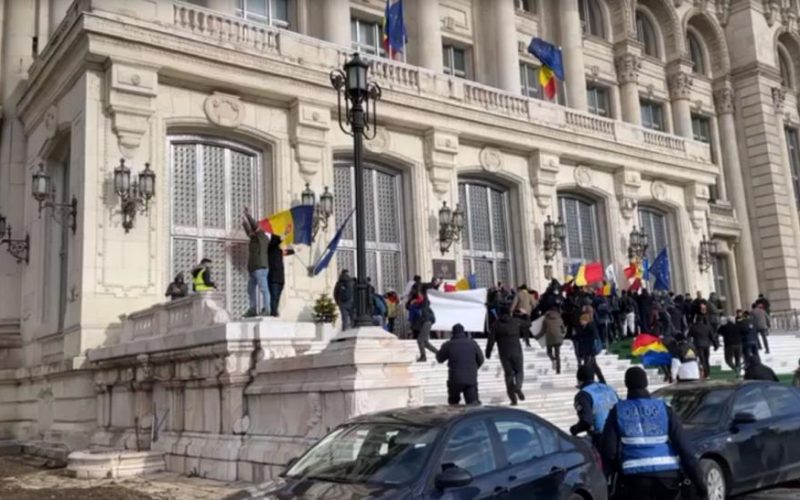Maşinile ambasadelor Japoniei şi SUA în România, vandalizate de protestatari