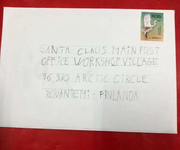 Poveste de Crăciun: Sute de copii au umplut cutiile poştale cu scrisori pentru Moş Crăciun