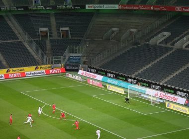 In Bundesliga se inchid din nou stadioanele. Fanii nu vor mai putea sa urmareasca pe viu meciurile din Germania. Mai multe detalii la Focus Sport la 19 fara trei minute.