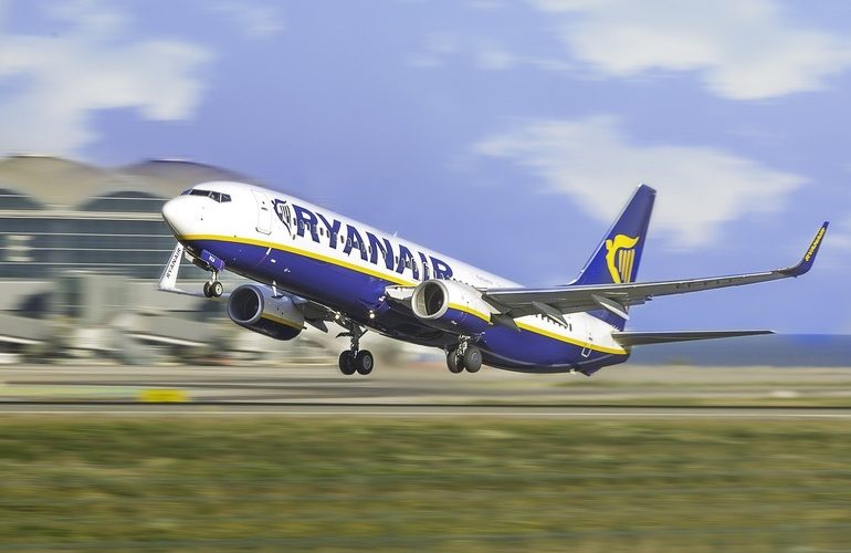 Ryanair şi-a dublat estimarea de pierdere anuală pentru acest an, din cauza noilor restricţii legate de Omicron impuse de autorităţi