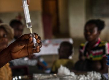 Discriminarea ''extremă'' legată de vaccinuri riscă să lase Africa în urmă
