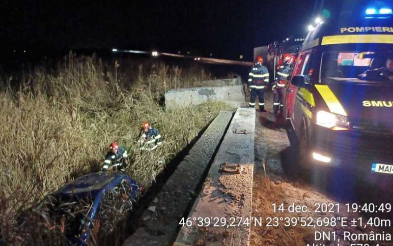 Cluj: Un tânăr de 20 de ani a căzut cu maşina într-o râpă de 3 metri / Pompierii au intervenit cu o scară pentru a-l ajuta să urce pe şosea
