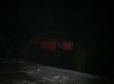 Bacău: O maşină în care se afla o persoană a căzut într-un lac