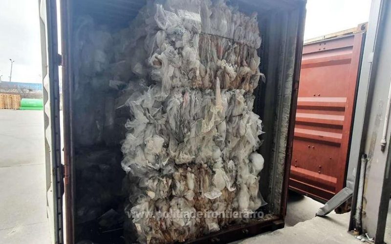 Treizeci şi opt de tone de deşeuri din plastic, descoperite în două containere în Portul Constanţa. Marfa provenea din Marea Britanie