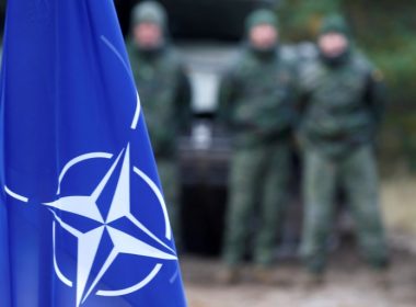 NATO îi cere lui Putin să oprească războiul, dar a decis că nu va impune o zonă de excludere aeriană în Ucraina