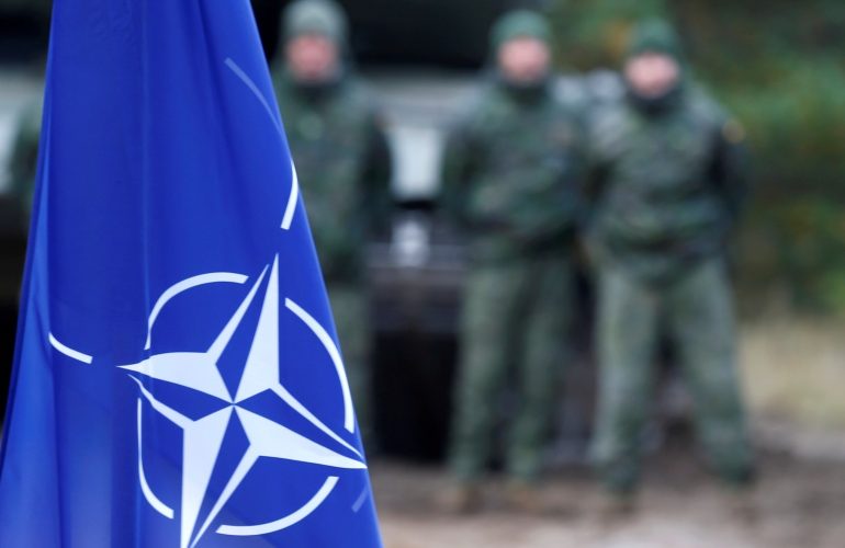 NATO anunţă că şi-a retras personalul de la Kiev