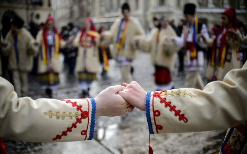 Românii au dat mână cu mâncă în Hora Unirii