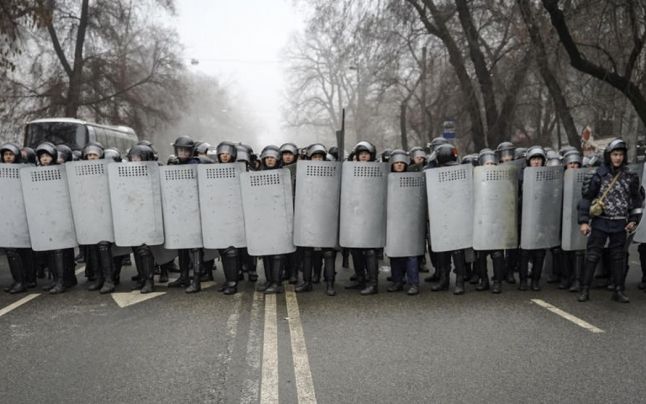 Revolte în Kazahstan. Preşedintele spune că a restabilit „ordinea constituţională”. Zeci de morţi şi mii de arestări în rândul protestatarilor