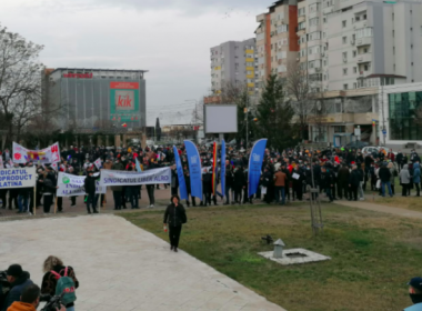 Angajaţii ALRO Slatina, protest în faţa Prefecturii Olt: „Industria nu poate funcţiona la nivelul ăsta de preţ la energie electrică, este 55% din costul producţiei“