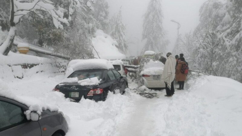 Cel puţin 16 turişti au murit blocaţi în maşini, la temperaturi sub limita îngheţului, din cauza unei furtuni de zăpadă, în Pakistan