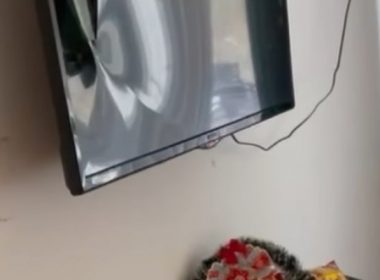 Cameră de hotel devastată de turişti, în Slănic Moldova. Cameristele au găsit televizorul spart şi mare parte din lucruri distruse